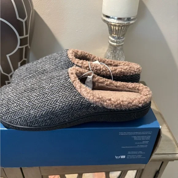 isotoner Black and Brown Men's Slippers size 11-12 XL - Picture 2 of 4